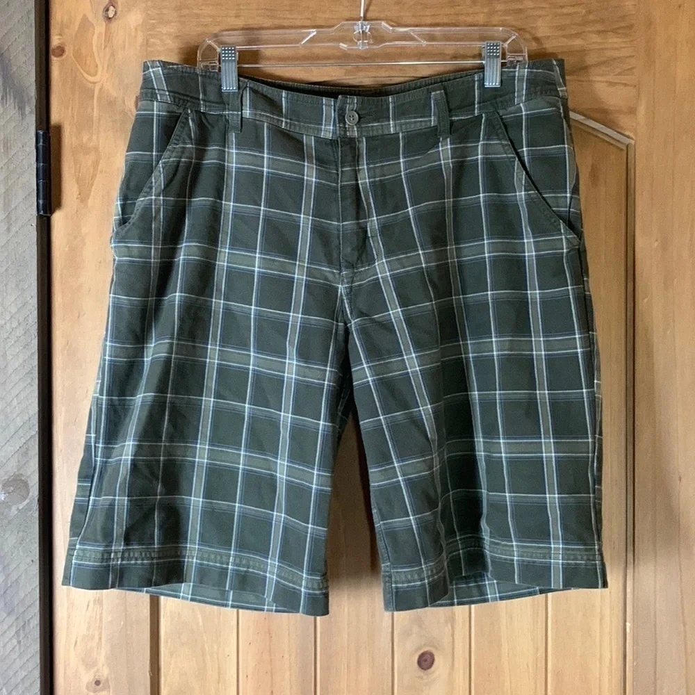 North Face green plaid flat front casual shorts Size 36